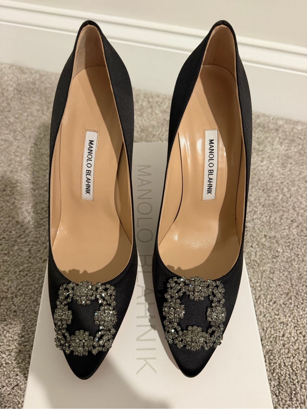 MANOLO BLAHNIK
Hangisi 105mm Satin High-Heel Pumps BRAND NEW